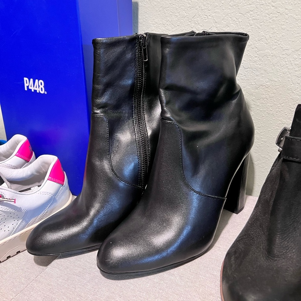 Size 8, new and like new 🙂